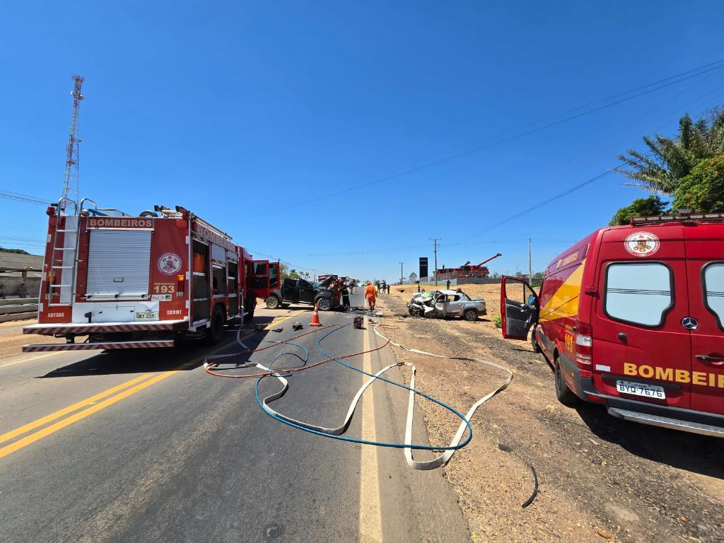 Corpo de Bombeiros socorre vítimas de grave acidente na MT-208